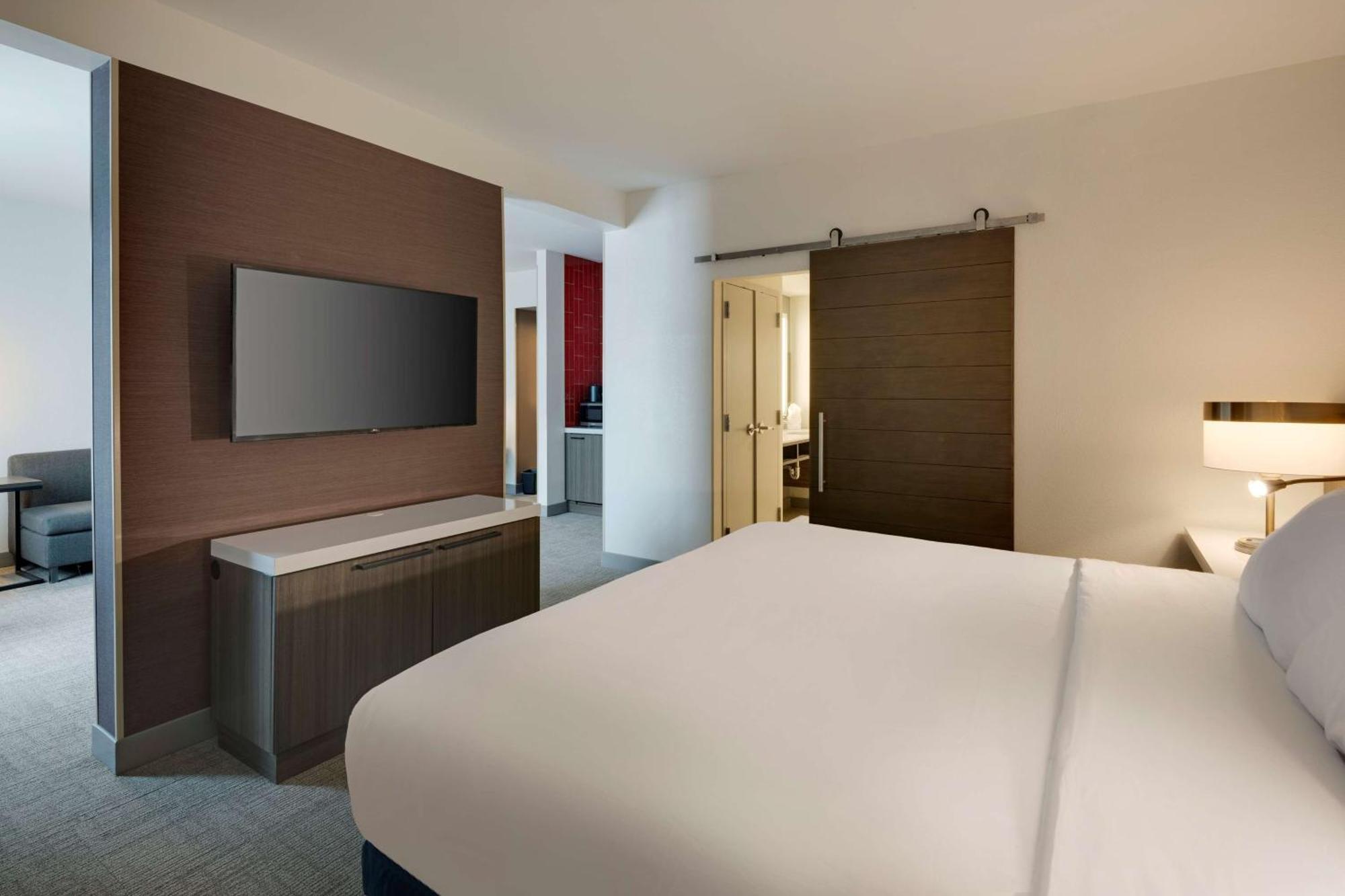 Hilton Garden Inn Haymarket Exteriör bild
